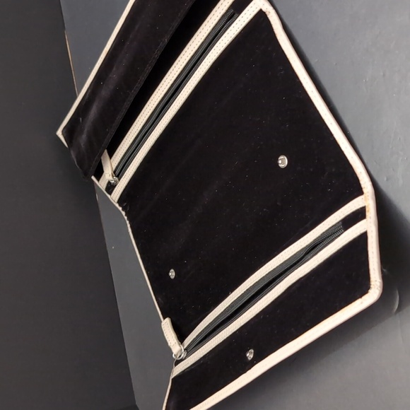 Pandora Unforgettable Moments Elegant Cream Leather Jewelry Clutch. - Picture 6 of 8